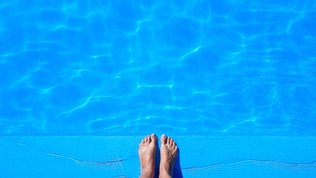 nohy na kraji bazénu