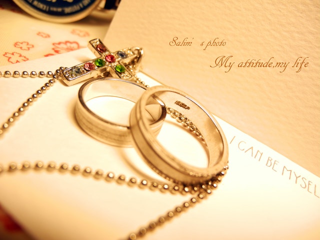 svatební oznámení a prsteny