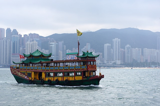 Hong Kong přístav s lodí