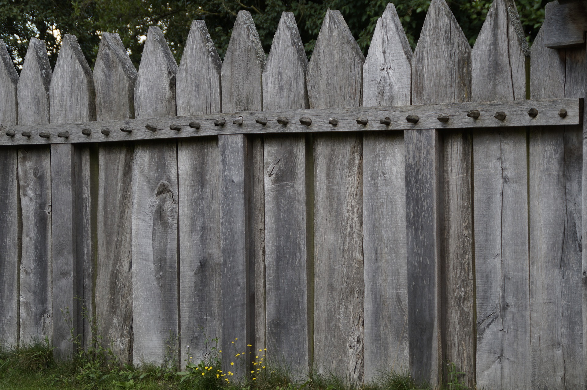 Betonový plot se hodí ke každému domu